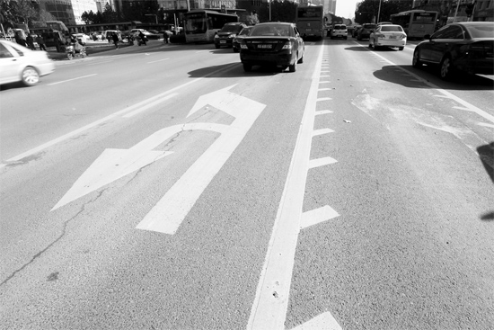 昨日，鄭州市金水路未來路口的“魚刺”車道，好多司機(jī)不知道咋走