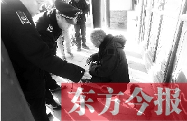 昨日，鄭州市管城區(qū)執(zhí)法局對轄區(qū)一只狗狗檢查是否辦過證 東方今報首席記者 劉棟杰 攝