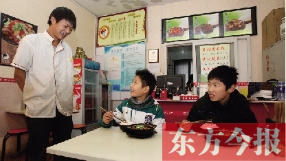 11月30日，鄭州市81中的兩位學(xué)生用勞動(dòng)為自己掙了一頓中午飯，心里很高興
