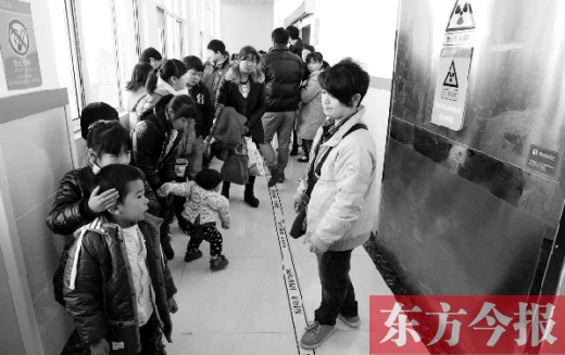 11月30日上午，星星等20余名“袖珍人”到鄭州市兒童醫(yī)院進行骨齡測定