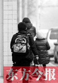 一名學(xué)生背著書包走出校門準(zhǔn)備回家。教育部發(fā)布規(guī)定，其中明確規(guī)定教師收禮、有償補(bǔ)課等行為將受到相應(yīng)處分