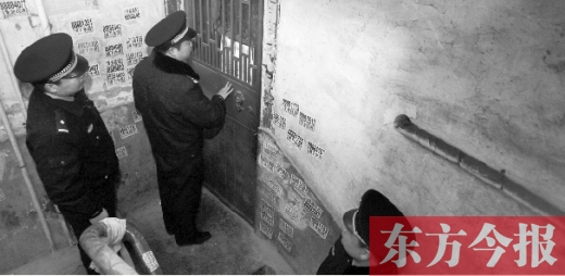 12月3日，鄭州市隴海路。執(zhí)法人員欲進(jìn)入一戶未辦狗證的居民家中，強(qiáng)行將狗帶走