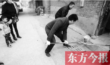 12月3日，鄭州市隴海路。執(zhí)法人員對一只“辦了證卻不系繩”的狗進(jìn)行捕捉