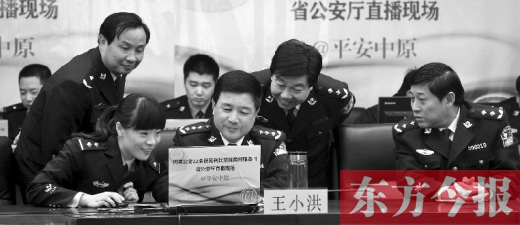 省公安廳廳長王小洪（中）和微博網(wǎng)友在進行交談，發(fā)現(xiàn)問題現(xiàn)場馬上解決