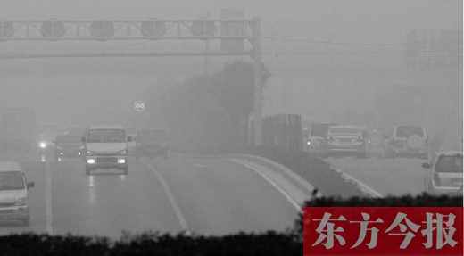 昨天早上，鄭州氣象臺發(fā)布大霧紅色預警，鄭州空氣質量也再次迎來重度污染的預警