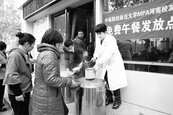 鄭州市經(jīng)一路和緯五路交叉口，免費(fèi)午餐吸引了很多人排隊(duì)