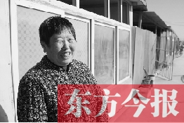 在京水村的臨時(shí)過渡區(qū)內(nèi)，一位大媽在儲(chǔ)存大白菜