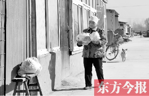 在京水村的臨時(shí)過渡區(qū)內(nèi)，62歲的村民白小英對(duì)未來的生活充滿期待