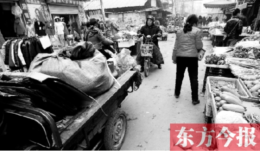 和所有的都市村莊一樣，老鴉陳也充滿著形形色色的人，窄窄的巷子因占道經(jīng)營變得更加狹窄