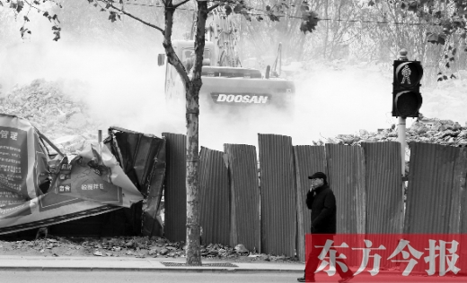 昨日，鄭州市未來路與緯四路交叉口一工地施工不除塵，加重了空氣污染