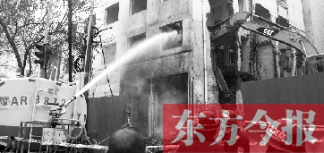 昨天早上8點(diǎn)半，鄭州市農(nóng)業(yè)路一拆遷工地，用兩臺(tái)噴水車噴水除塵，有效地阻止了施工揚(yáng)塵