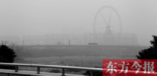 我看！我再看！我都看不見(jiàn)世紀(jì)歡樂(lè)園的巨大摩天輪了，送孩子上學(xué)的路，真快看不清了