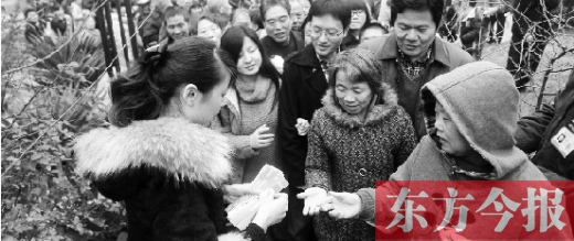12月8日，鄭州市民排隊領取地鐵試乘劵。