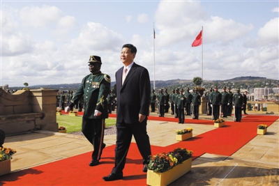 3月26日，南非總統(tǒng)祖馬在比勒陀利亞聯(lián)邦大廈前廣場舉行儀式，歡迎中國國家主席習(xí)近平訪問南非。這是習(xí)近平檢閱儀仗隊。新華社記者 蘭紅光 攝