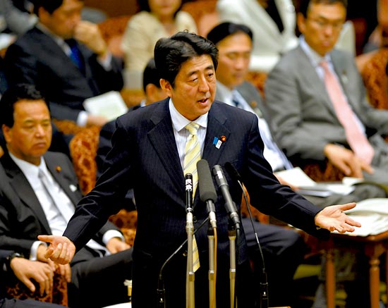 23日，安倍在參議院預(yù)算委員會(huì)發(fā)表講話。