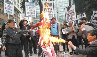  25日，首爾，韓國(guó)民眾舉行集會(huì)，抗議日本首相安倍晉三否認(rèn)侵略歷史、袒護(hù)內(nèi)閣大臣參拜靖國(guó)神社。