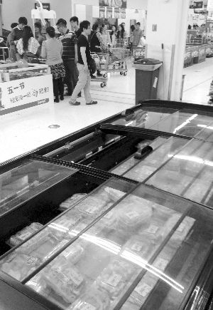 新街口某超市羊肉卷柜臺(tái)無(wú)人問(wèn)津。