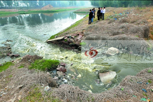 馬頭崗污水處理廠一處溢流口排放污水，異味明顯。
