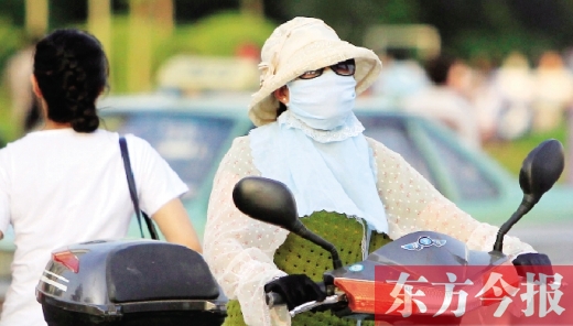 　昨日，鄭州街頭，一些女士全副“捂”裝，只為防暑防曬