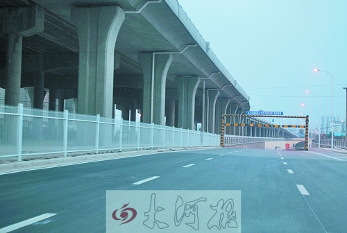 下穿隧道限高3米，不影響公交車通行。