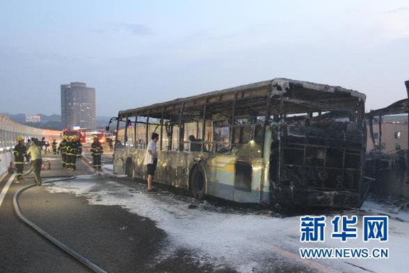 　　這是6月7日拍攝的廈門高架路上的快速公交起火事故現場。新華社發(fā)