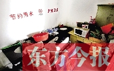 廁所進門中廳，擺放著灶臺、餐桌、床鋪等，乍一看像個客廳