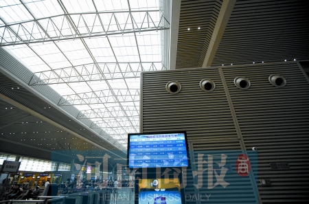 　鄭州東站三樓候車大廳，雖然空調(diào)處有涼風(fēng)吹出，但陽光通過頂棚照進(jìn)，導(dǎo)致整個(gè)大廳的空調(diào)制冷效果不明顯