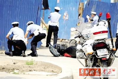 　一名歹徒被抓獲，另一名歹徒持槍劫持了一名門衛(wèi)。