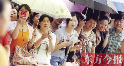 7月6日，鄭州市文化路省實驗中學小升初測評點，家長們聚集在一起，焦急地等待自己的孩子走出考場 劉棟杰