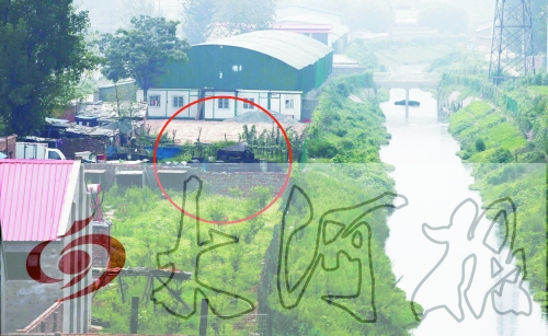 　彩虹橋西南側有一個大型地溝油加工窩點，廢水流入旁邊的排水渠。