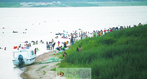 龍湖成為“第一浴場”，對市民是堵還是疏值得探討。