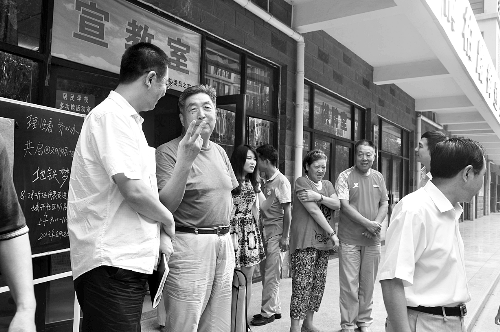 盧法舜（左二）伸出兩根手指，建議實(shí)行2元通票制。