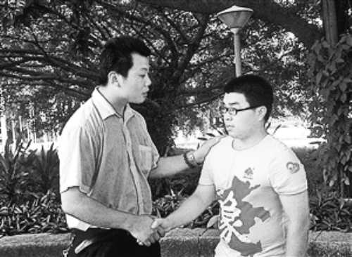 　王強（左）幫助的林富軍，今年考上了深圳大學。