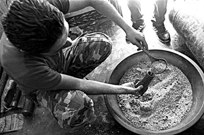 10日，敘反對(duì)派人員正在制作武器。