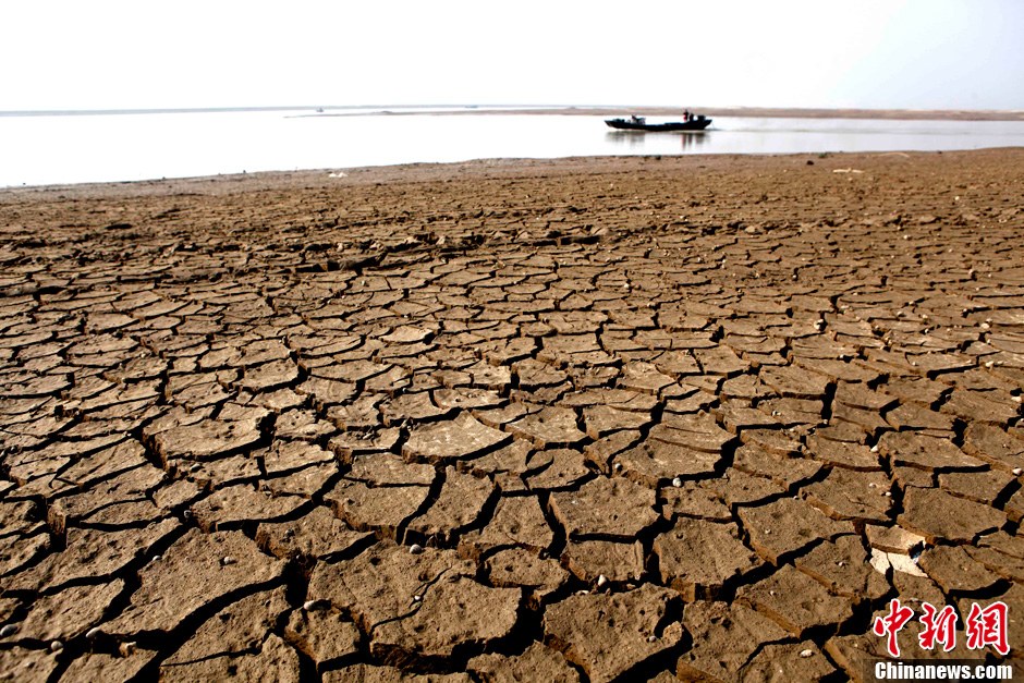 10月28日，在江西省都昌縣印山附近水域拍攝的龜裂的鄱陽湖湖床。