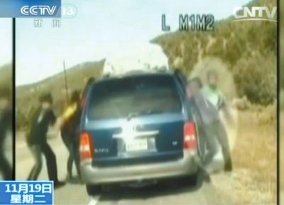 雷爾與警察爭(zhēng)執(zhí)，費(fèi)雷爾兒子下車試圖保護(hù)媽媽。