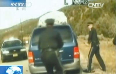 費(fèi)雷爾再次上車，警察拿警棍砸車窗。