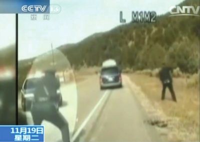費(fèi)雷爾駕車逃走，警察連開數(shù)槍。央視截圖