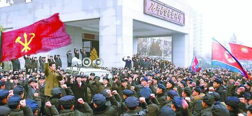 朝鮮11日繼續(xù)展開大規(guī)模批判張成澤運動。圖為朝鮮金策工業(yè)大學的青年學生宣誓擁護領袖金正恩。