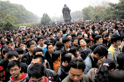 去年3月16日，武漢華中科技大學(xué)，“北約”、“華約”、“卓越”聯(lián)盟自主招生選拔考試湖北考點(diǎn)，考生等待進(jìn)場(chǎng)。 圖/CFP