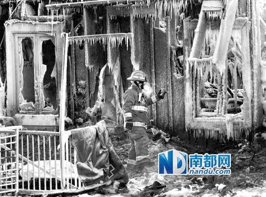 消防員用蒸汽機(jī)融化救火后殘留的冰層，尋找遇難者遺