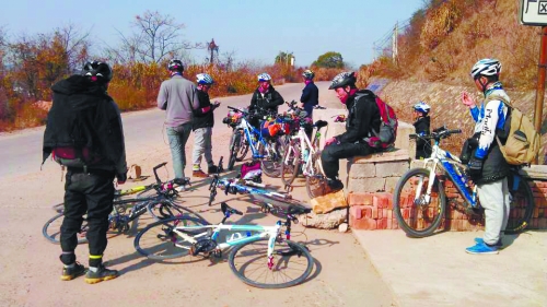 1月21日，他們路過湖南中路鋪鎮(zhèn)，在路邊短暫休息。