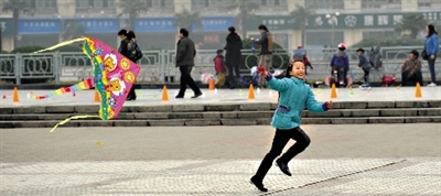 昨日，省會(huì)天氣晴好，春意盎然。上午，在綠城廣場(chǎng)，一個(gè)小女孩在快樂地放風(fēng)箏。
