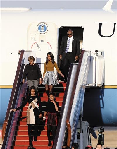 昨日下午5時(shí)30分，美國(guó)第一夫人米歇爾走出專機(jī)艙門(mén)，抵京開(kāi)始訪華。與其一同來(lái)訪的家庭成員還有她的母親