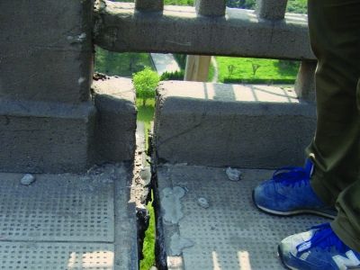 圖為大橋17號墩處橋面裂縫。梅建明 攝