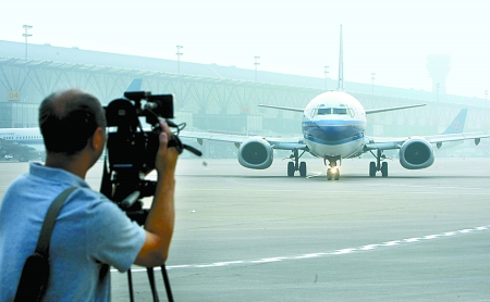 　8月28日，一架嶄新的波音737-800型飛機平穩(wěn)降落在鄭州新鄭國際機場。