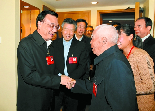11月5日下午，中共中央政治局常委、國務(wù)院副總理李克強親切看望了參加中國共產(chǎn)黨第十八次全國代表大會的