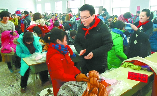 1月20日，省直團工委組織19個省直廳局的38名青年干部，來到三門峽市澠池縣果園鄉(xiāng)，開展“大手拉小手