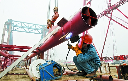 2月25日，在跨越南水北調(diào)總干渠的鄭州新鄭南段十里鋪公路橋施工現(xiàn)場(chǎng)，建設(shè)者在緊張地施工。