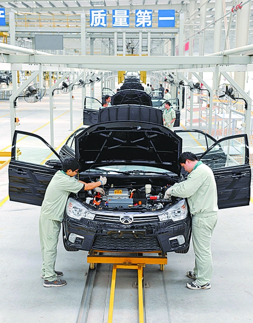 　　4月16日，新鄉(xiāng)市新能電動汽車有限公司的工作人員在電動汽車生產(chǎn)流水線上作業(yè)。目前，新鄉(xiāng)現(xiàn)有規(guī)模以